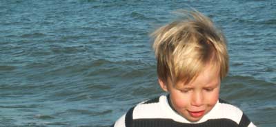 L'enfant, qui ne s'appelle pas Walter, au bord de la mer